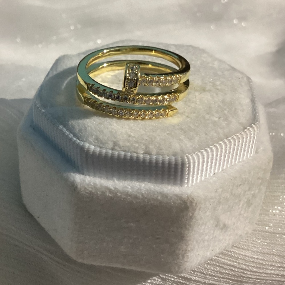 💋💄18k Gold Polymer Sparkling Zircon Swirl Nail Ring - Picture 6 of 17